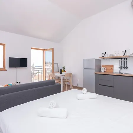 Apartment Brand New W Balcony & Perfect Seaview At Center