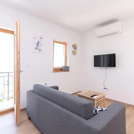 Brand New W Balcony & Perfect Seaview At Center Apartment *